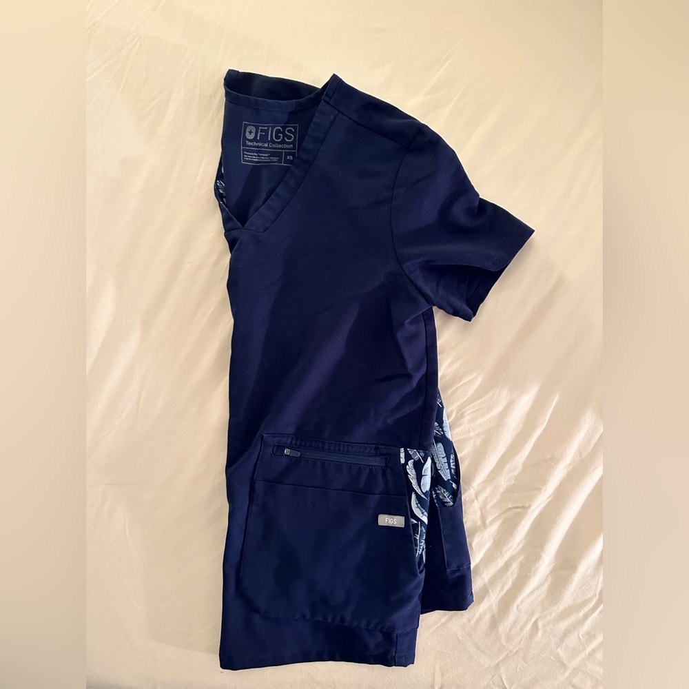 Figs - Limited Edition Patterned Scrub Top in Navy